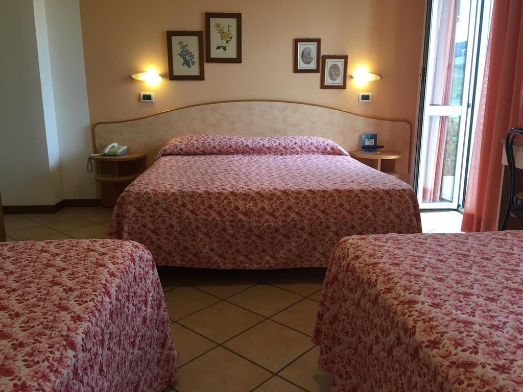 Hotel Magda Novafeltria Quarto foto